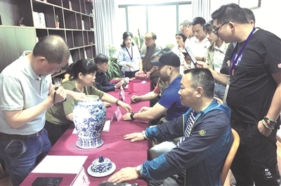 省文物專家免費為市民鑒寶，藝術(shù)珍品點亮尋常百姓家
